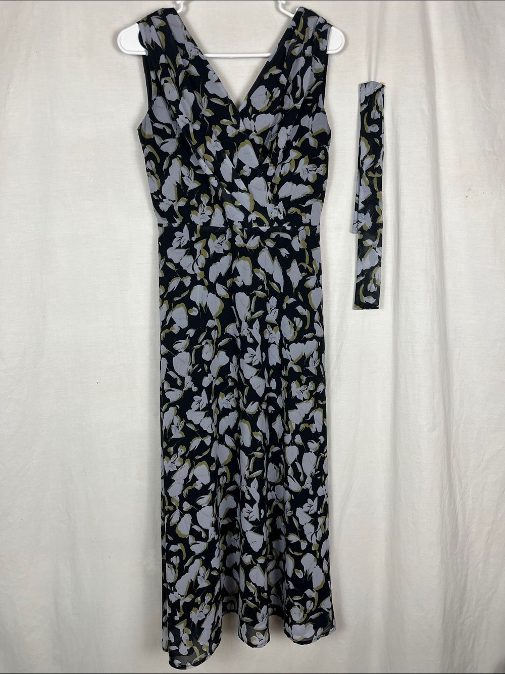 Chelsea28 Black and Blue Floral Sleeveless V Neck Maxi Dress